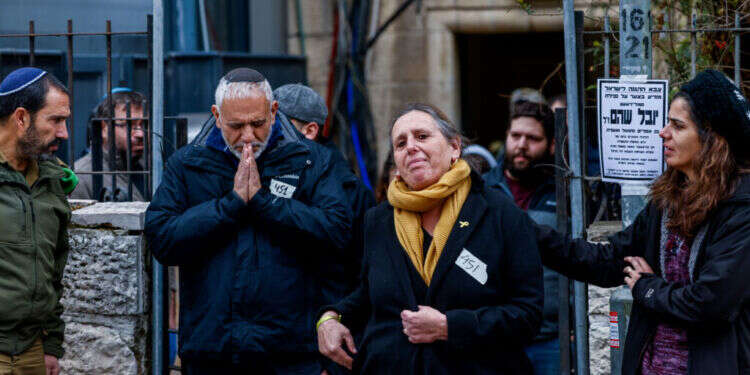 משפחת שהם בדרכה ללוויה של יובל ז עומדים שבעה: דברים שלמדתי מהוריו של יובל שהם