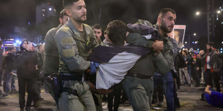 תלונה נגד פעיל מחאה שכינה את השוטרים "נוח'בות של נתניהו"