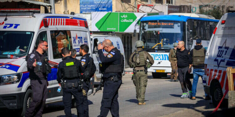 זירת הפיגוע ליד קדומים, ביום שני. צילום: איתי רון, פלאש 90 זירת הפיגוע ליד קדומים, ביום שני. צילום: איתי רון, פלאש 90