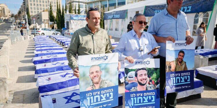 מחאה נגד עסקת הכניעה מול חמאס. צילום: יונתן זינדל, פלאש 90 "לעבור מדשדוש לניצחון": ברחבי הארץ מפגינים נגד העסקה