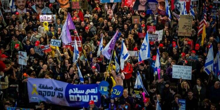 הפגנה בתל־אביב למען עסקת חטופים, בשבוע שעבר. צילום: אריק מרמור, פלאש 90