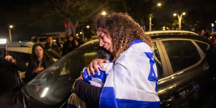 החטופות ששוחררו משבי חמאס ליד בית החולים שיבא תל השומר. צילום: יונתן זינדל, פלאש 90 מירב לשם גונן: "באופן רשמי רומי היא חטל"שית – חטופה לשעבר"