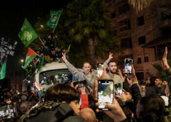 מחבלים פלסטינים משתחררים בביתוניא, ביום שני. צילום: פלאש 90