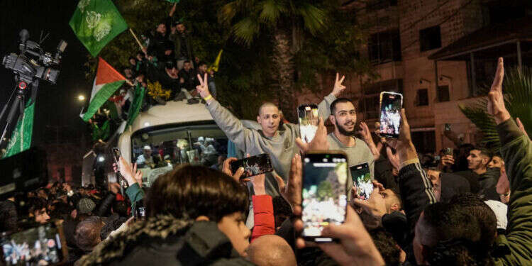 מחבלים פלסטינים משתחררים בביתוניא. צילום: פלאש 90 מחבלים פלסטינים משתחררים בביתוניא, ביום שני. צילום: פלאש 90