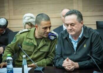 שר הביטחון כ"ץ וראש אכ"א אלוף דדו בר־כליפא בדיון על חוק הגיוס בוועדת חוץ וביטחון, שלשום. צילום: יונתן זינדל, פלאש 90