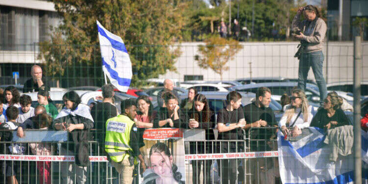 אזרחים ממתינים לחטופות שחזרו מהשבי סמוך לבית החולים בילינסון. צילום: אבשלום ששוני / פלאש 90 שמחה לצד דאגה: המענה הנפשי לנו ולילדינו עם חזרת החטופים