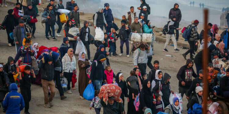 האמת מאחורי המספרים: כמה עזתים נותרו ברצועה, כמה נהרגו וכמה ברחו