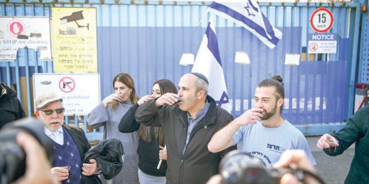 סגן ראש העיר ירושלים אריה קינג מרים כוסית ליד מטה אונר "חוקי אונר"א" נכנסו לתוקף: סילוק מטה "סוכנות הטרור" בירושלים יצא לדרך