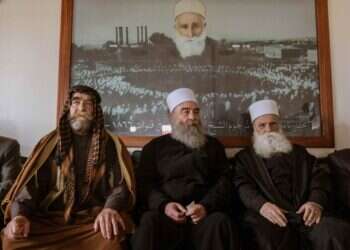 השייח' חיכמת אל־הג'רי (במרכז) ונכבדי הדרוזים בסוריה, בשבוע שעבר. צילום: גטי אימג'ס