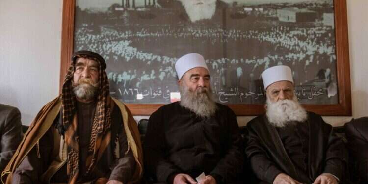 השייח' חיכמת אל־הג'רי (במרכז) ונכבדי הדרוזים בסוריה. צילום: גטי אימג'ס השייח' חיכמת אל־הג'רי (במרכז) ונכבדי הדרוזים בסוריה, בשבוע שעבר. צילום: גטי אימג'ס