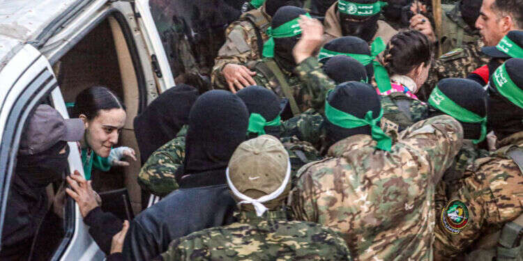 סרטון תעמולה שמשחזר את טראומת החטיפה. שחרור החטופות ביום ראשון. צילום: גטי אימג'ס סרטון תעמולה שמשחזר את טראומת החטיפה. שחרור החטופות ביום ראשון. צילום: גטי אימג'ס