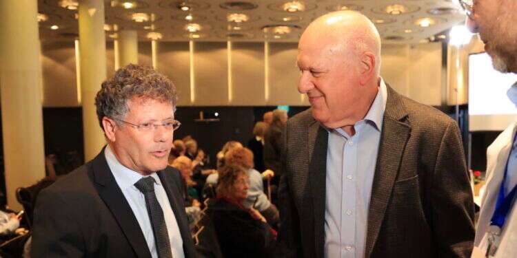 השופטים יצחק עמית (משמאל) ועוזי פוגלמן. צילום: קוקו סיפורו של נאור שומר-חוק, הדובר החצי-רשמי של מערכת המשפט