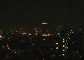 טהראן בחשכה באחד מלילות חודש דצמבר. צילום מסך מיוטיוב