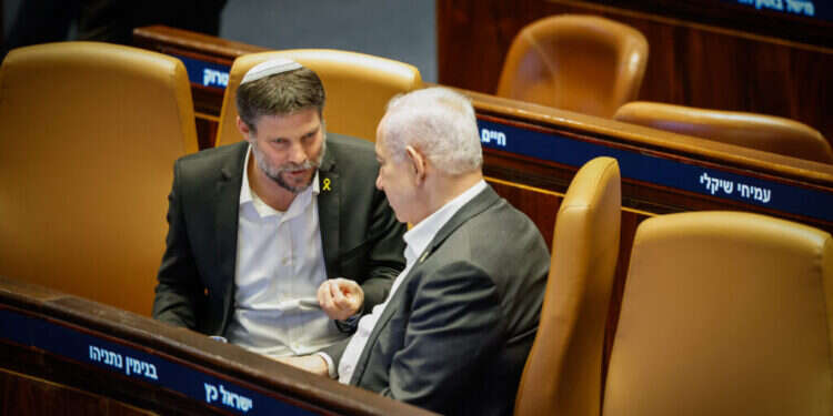 נתניהו וסמוטריץ'. צילום: נועם מושקוביץ, דוברות הכנסת שלמות הקואליציה לא בסכנה: על המשבר הפוליטי ויישום תוכנית האלופים בעזה