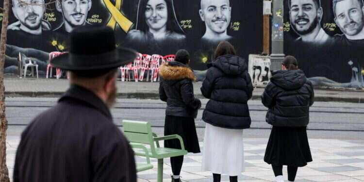כיכר החטופים. צילום: רונן זבולון - רויטרס המטרה הנסתרת של חמאס בעסקה: ליבוי המחלוקת בישראל