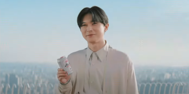 ריו יושיזאווה בפרסומת לבירה. צילום מסך מיוטיוב יפן: פוטר מפרסומת לבירה אחרי שהשתכר