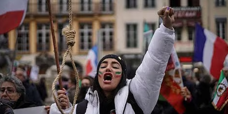 הפגנות נגד הוצאות להורג של המשטר האיראני: צילום מסך מיוטיוב איראן: קרוב לאלף הוצאות להורג בשנה האחרונה