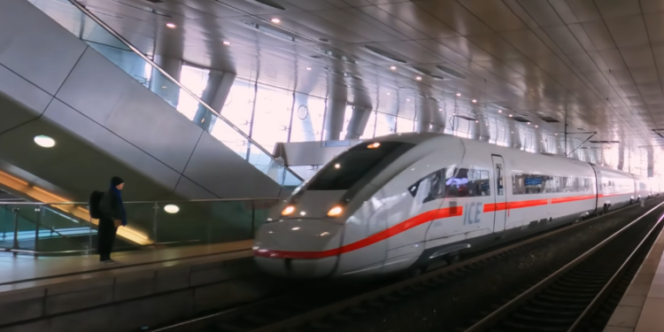 הרכבת בגרמניה. צילום מסך מיוטיוב גרמניה: נאחז ברכבת שנסעה במהירות 282 קמ"ש – ושרד