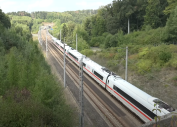 הרכבת בגרמניה. צילום מסך מיוטיוב גרמניה: נאחז ברכבת שנסעה במהירות 282 קמ"ש – ושרד