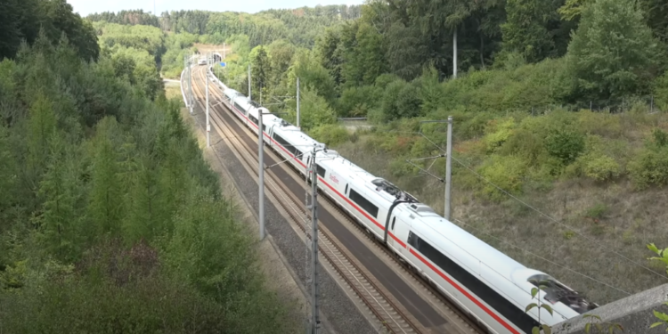 הרכבת בגרמניה. צילום מסך מיוטיוב גרמניה: נאחז ברכבת שנסעה במהירות 282 קמ"ש – ושרד