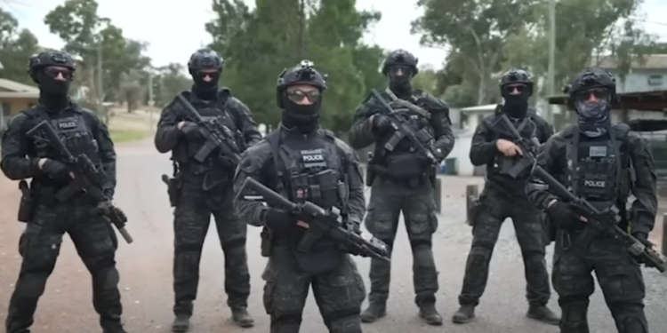 שוטרים באוסטרליה. צילום מסך מיוטיוב קרוואן מלא חומרי נפץ: המשטרה האוסטרלית סיכלה פיגוע נגד יהודים