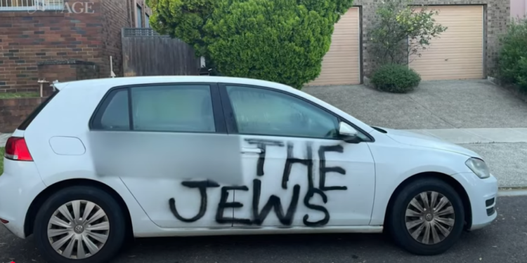 טרור והתקפות אנטישמיות באוסטרליה. צילום מסך מיוטיוב הצתה, חומרי נפץ וצלבי קרס: גל תקיפות אנטישמיות באוסטרליה
