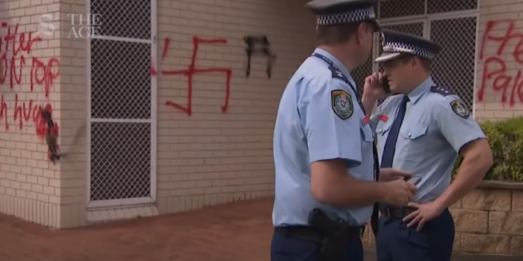 הצתה, חומרי נפץ וצלבי קרס: גל תקיפות אנטישמיות באוסטרליה