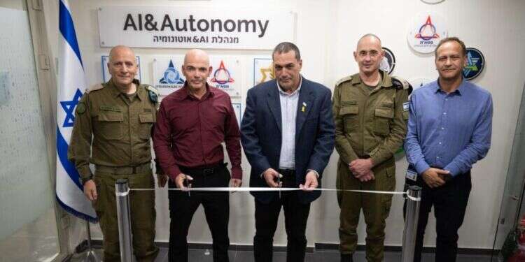 מימין לשמאל:
סמנכ "מהפכה בשדה הקרב": משרד הביטחון הקים מנהלת AI ואוטונומיה