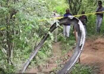 פסולת החלל. צילום מסך מיוטיוב קניה: מה מקור חתיכת המתכת במשקל חצי הטון שנפלה בכפר במדינה