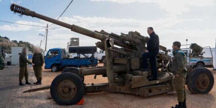 שר הביטחון: התנאי הראשון ליציאת צה"ל מלבנון עוד לא קרה