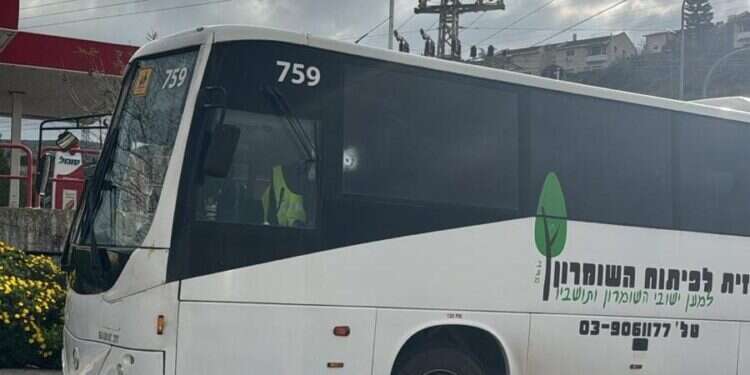 פגיעות הירי באוטובוס. צילום: TPS 3 נרצחים בפיגוע סמוך לקדומים – מרדף אחרי רכב המחבלים