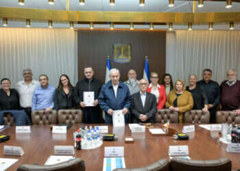 חברי ועדת נגל בהגשת הדו"ח לראש הממשלה, ביום שני. צילום: מעיין טואף, לע"מ