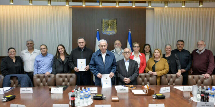 חברי ועדת נגל בהגשת הדו חברי ועדת נגל בהגשת הדו"ח לראש הממשלה, ביום שני. צילום: מעיין טואף, לע"מ