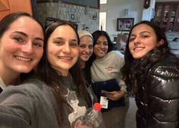 עשרות סטודנטים אמריקנים פשטו על בתי מילואימניקים