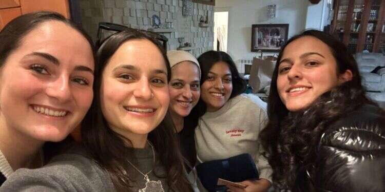 סטודנטים מבקרים משפחות מילואימניקים. צילום: IS-resilent עשרות סטודנטים אמריקנים פשטו על בתי מילואימניקים