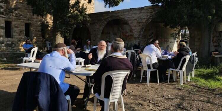 חברי גרעין שא-נור וישיבת חומש בשא-נור, הבוקר לראשונה מתחילת המלחמה: עשרות יהודים עלו לשא-נור לאור יום