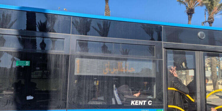 הכינוי הפלסטיני לכותל שמופיע בערבית על אוטובוסים בירושלים "מחיקת העבר היהודי": על האוטובוס לכותל מופיע הכינוי הפלסטיני