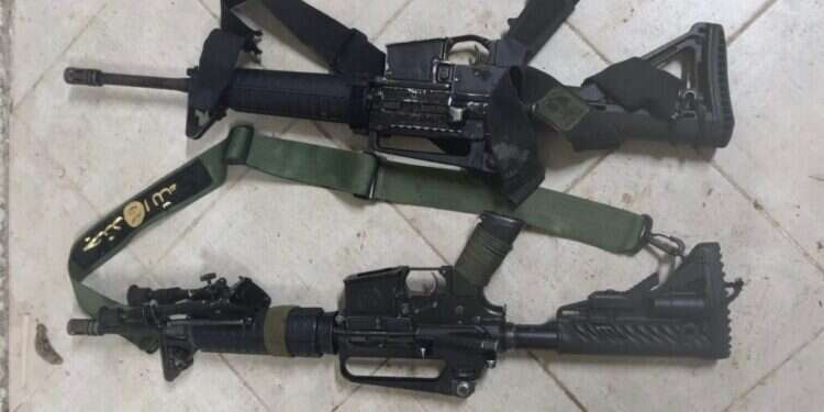 הנשקים הטעונים של המחבלים שהיו בדרכם לבצע פיגוע. צילום: דוברות שב סוכל פיגוע קטלני: שני מחבלים נעצרו בשכם עם נשקים טעונים