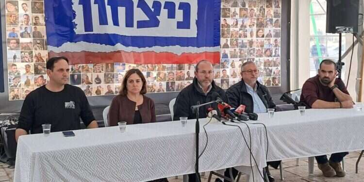 מסיבת עיתונאים של משפחות חטופים ומשפחות שכולות במאהל הגבורה משפחות חטופים לנתניהו: "העסקה שנרקמת תהרוג את רוב החטופים"