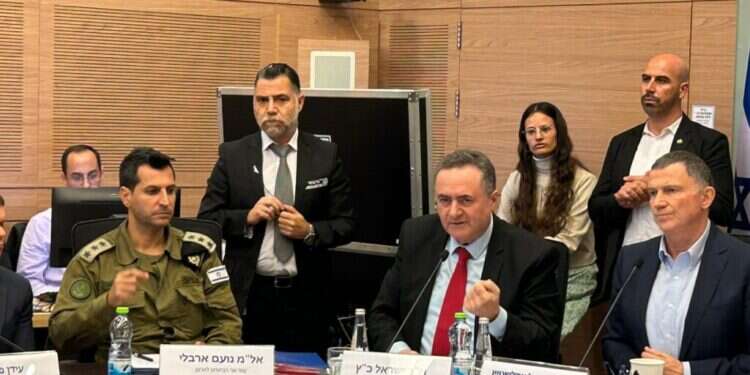 שר הביטחון ישראל כץ בוועדת חוץ וביטחון, בשבוע שעבר. צילום: עמיאל ירחי כץ: "בהרב-מיארה מונעת מיועמ"שית משרד הביטחון להגיע לדיונים איתי"