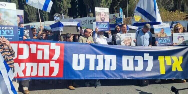 הפגנת פורום תקווה ופורום הגבורה מול משרד רה "לא לכניעה": בני משפחות חטופים מפגינים מול משרד רה"מ