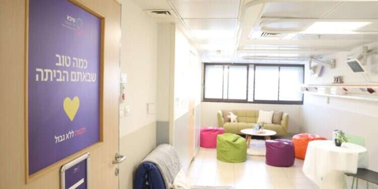 מחלקת השבים בבית החולים שיבא, לקראת הגעתם של החטופים שישוחררו בעסקה. צילום: המרכז הרפואי שיבא נערכים לחזרת החטופים: בית החולים עיצב מחדש את מחלקת השבים