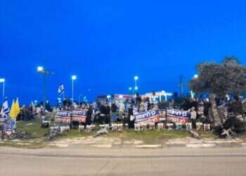 אלפים מול משרד רה"מ: "לא לכניעה לחמאס" | צפו