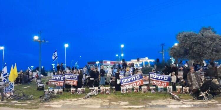 אלפים מול משרד רה"מ: "לא לכניעה לחמאס" | צפו