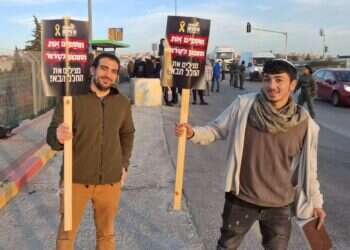 פעילי מחאה מטעם תנועת  ניסיון לחסימת האוטובוסים עם המחבלים המשוחררים: "דם חברינו שנהרגו לא יהיה לשווא"