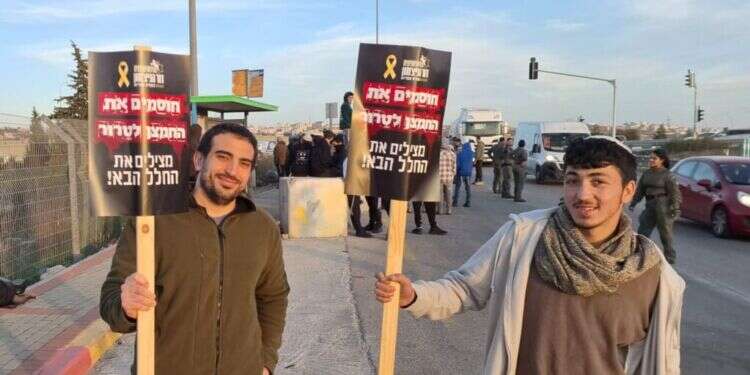 פעילי מחאה מטעם תנועת  ניסיון לחסימת האוטובוסים עם המחבלים המשוחררים: "דם חברינו שנהרגו לא יהיה לשווא"