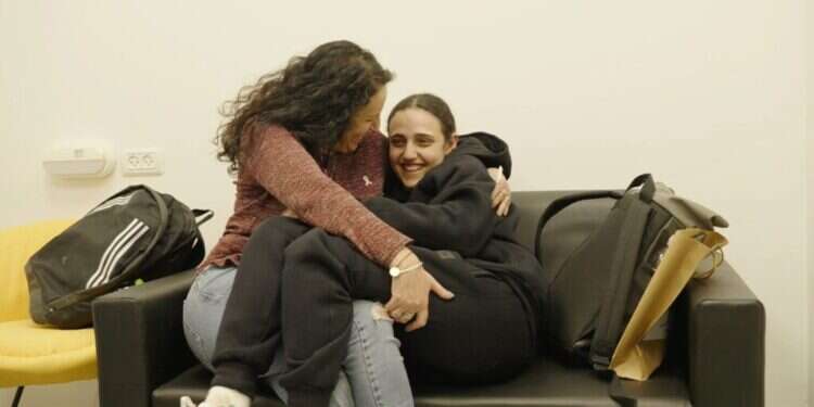 רומי ואמה במפגש הראשון. צילום: דוץ
רומי, אמילי ודורון שבו לישראל: "ממשלת ישראל מחויבת להשבת כל החטופים"