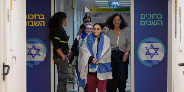 אמילי דמארי נכנסת לבית החולים לאחר שחרורה משבי חמאס. צילום: דובר צה אם לא נפרק את שלטון חמאס – אין עתיד לרצועת עזה