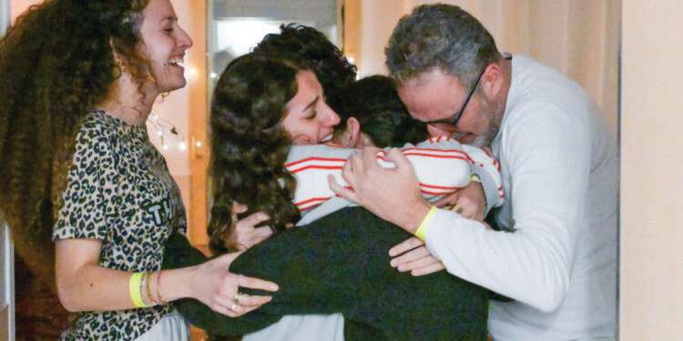 משפחת גונן במפגש עם רומי. צילום: מעיין טואף, לע משפחת גונן במפגש עם רומי. צילום: מעיין טואף, לע"מ