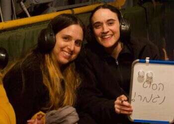 "שרדתי!": תיעוד רגעי המפגש של החטופות המשוחררות עם האמהות